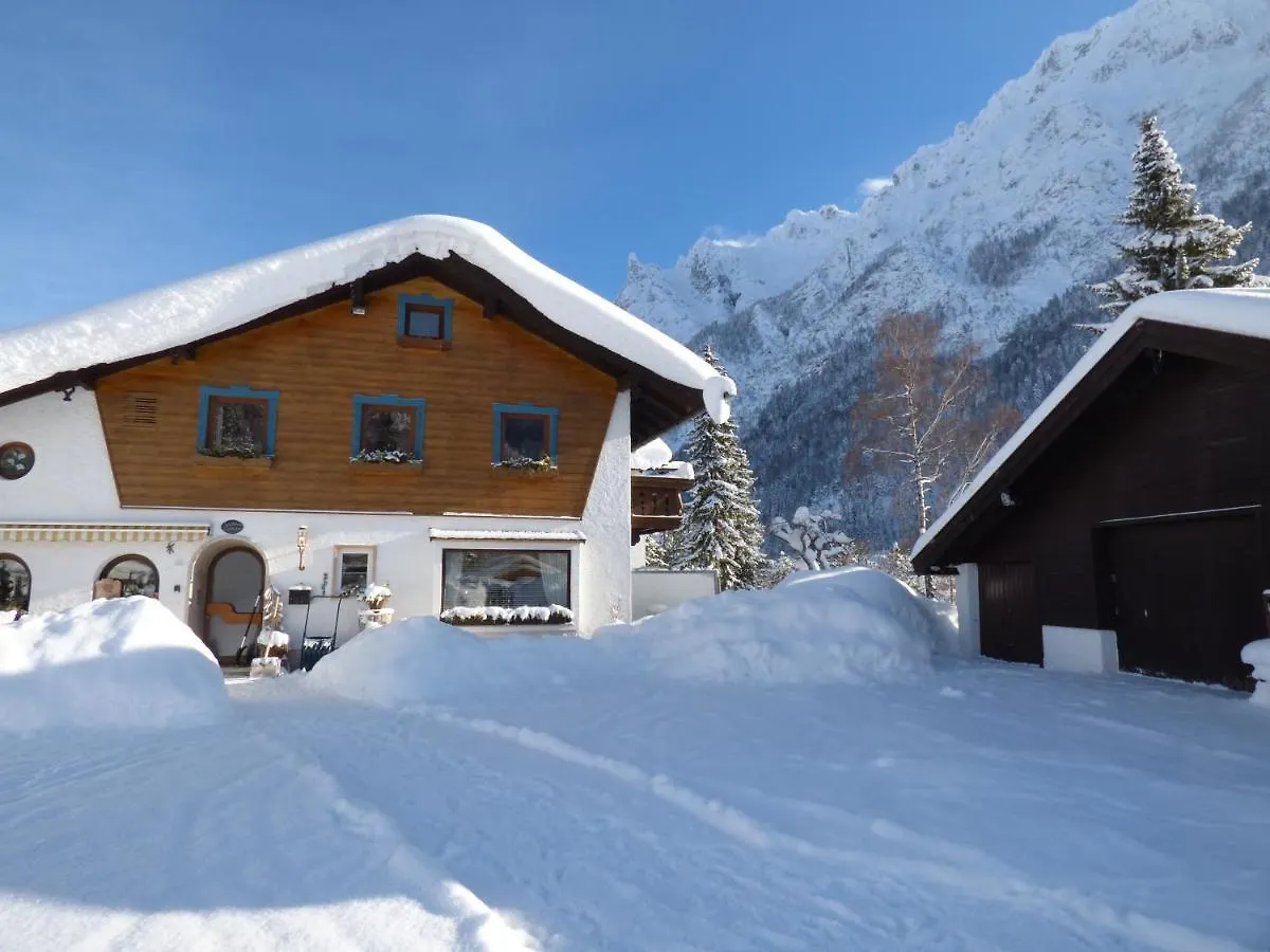 Gaestehaus Edlhuber Mittenwald 2*,