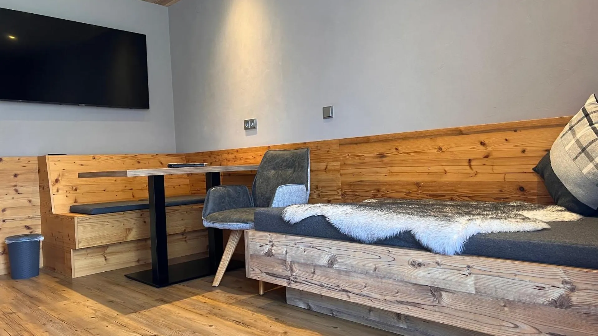 Gaestehaus Edlhuber Mittenwald 2*,  Germany
